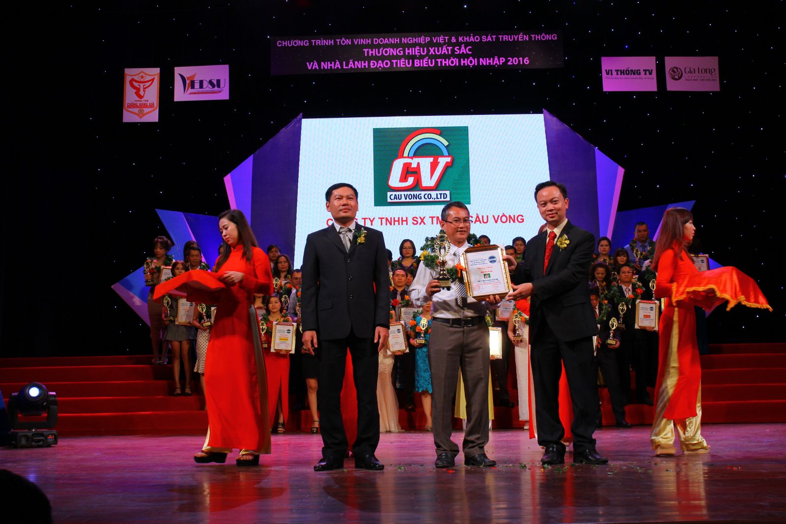 THƯƠNG HIỆU XUẤT SẮC VÀ NHÀ LÃNH ĐẠO TIÊU BIỂU THỜI HỘI NHẬP 2016